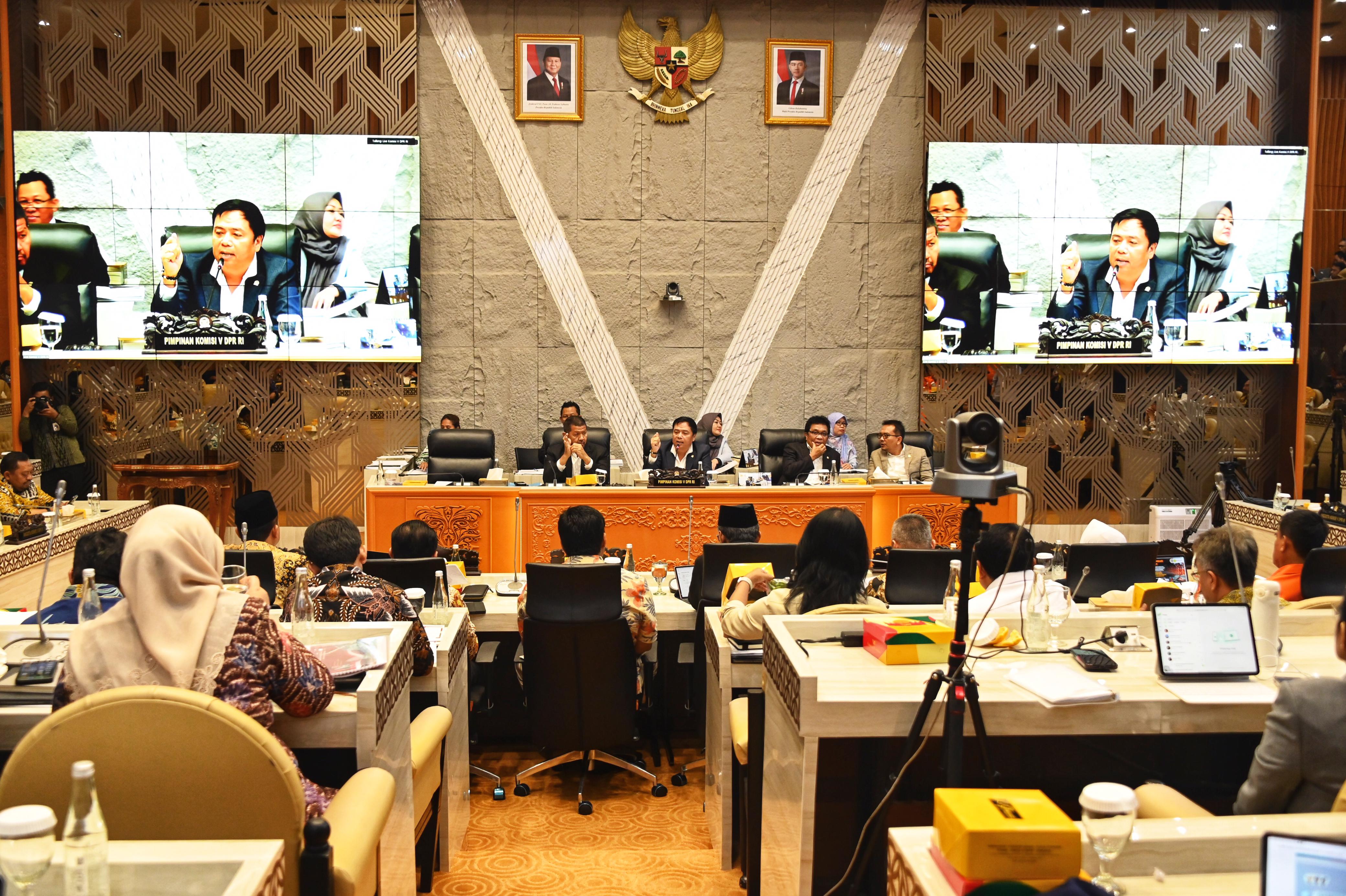 Menteri Perhubungan Dudy Purwagandhi saat menghadiri rapat kerja Komisi V DPR RI, di Senayan, Jakarta, Kamis (13/2).