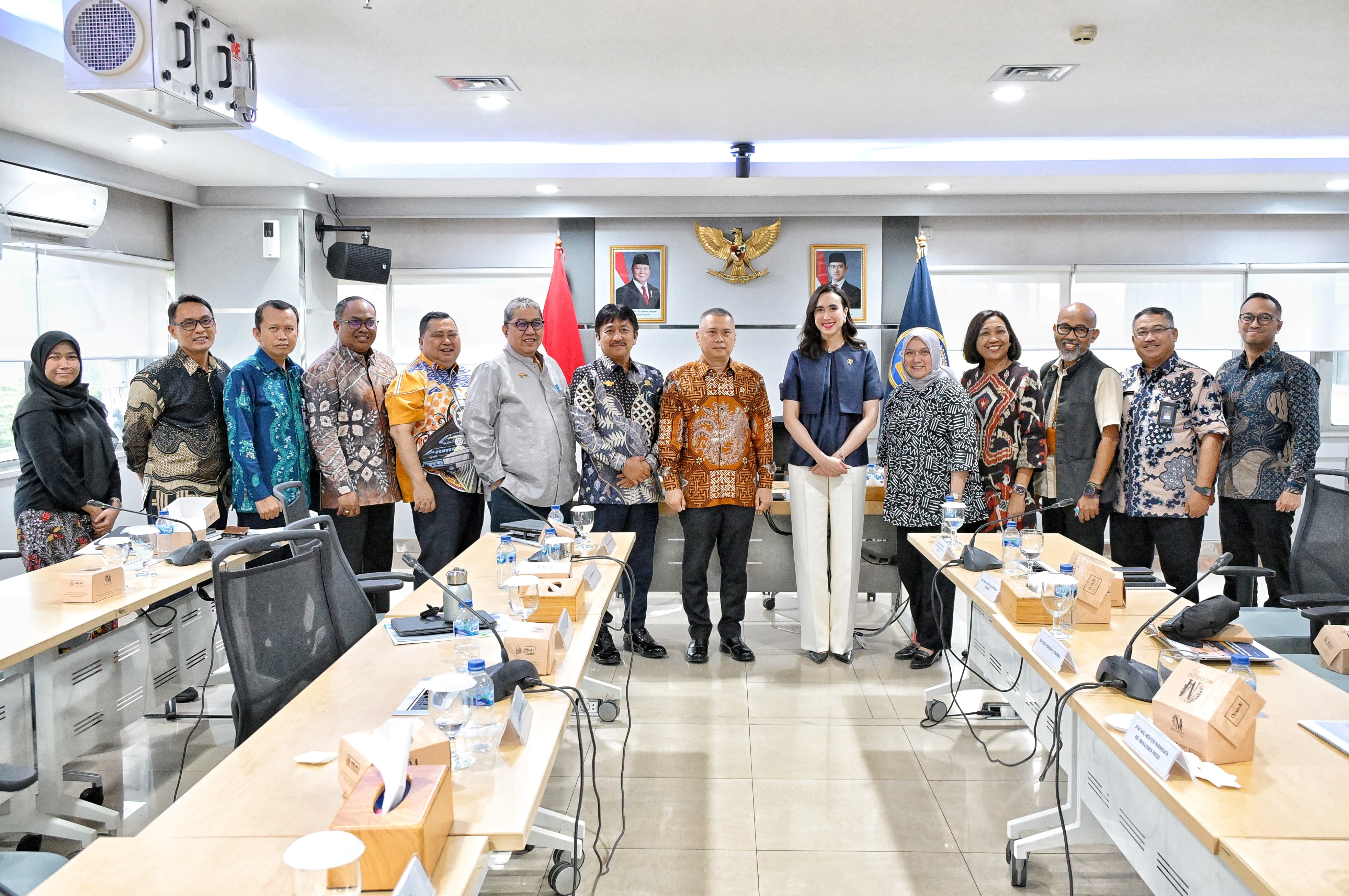 Menteri Perhubungan Dudy Purwagandhi menerima kunjungan Menteri Pariwisata Widiyanthi Putri Wardhana di Kantor Pusat Kementerian Perhubungan, Jakarta, Jumat (31/1).