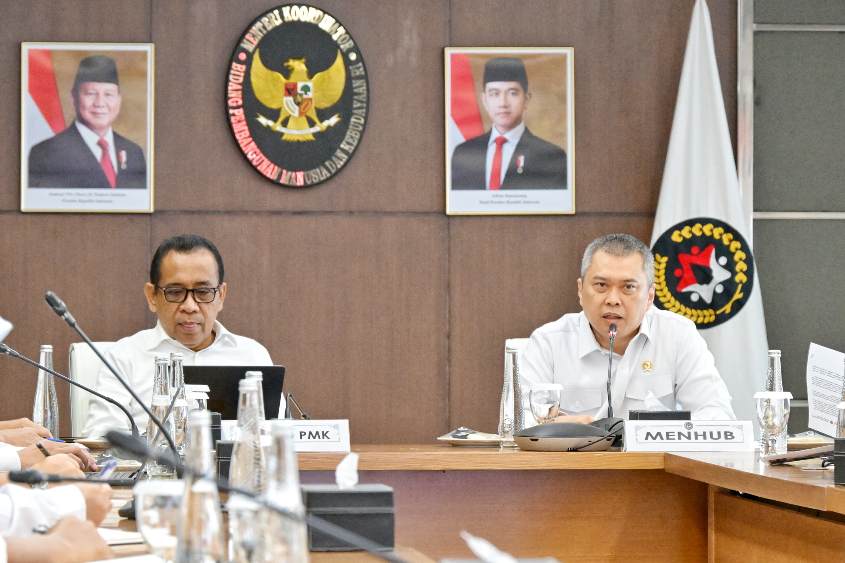 Menteri Perhubungan Dudy Purwagandhi menyampaikan hasil Evaluasi Angkutan Natal 2024 dan Tahun Baru 2025 kepada Menteri Koordinator Bidang Pembangunan Manusia dan Kebudayaan Pratikno, Senin (20/1).