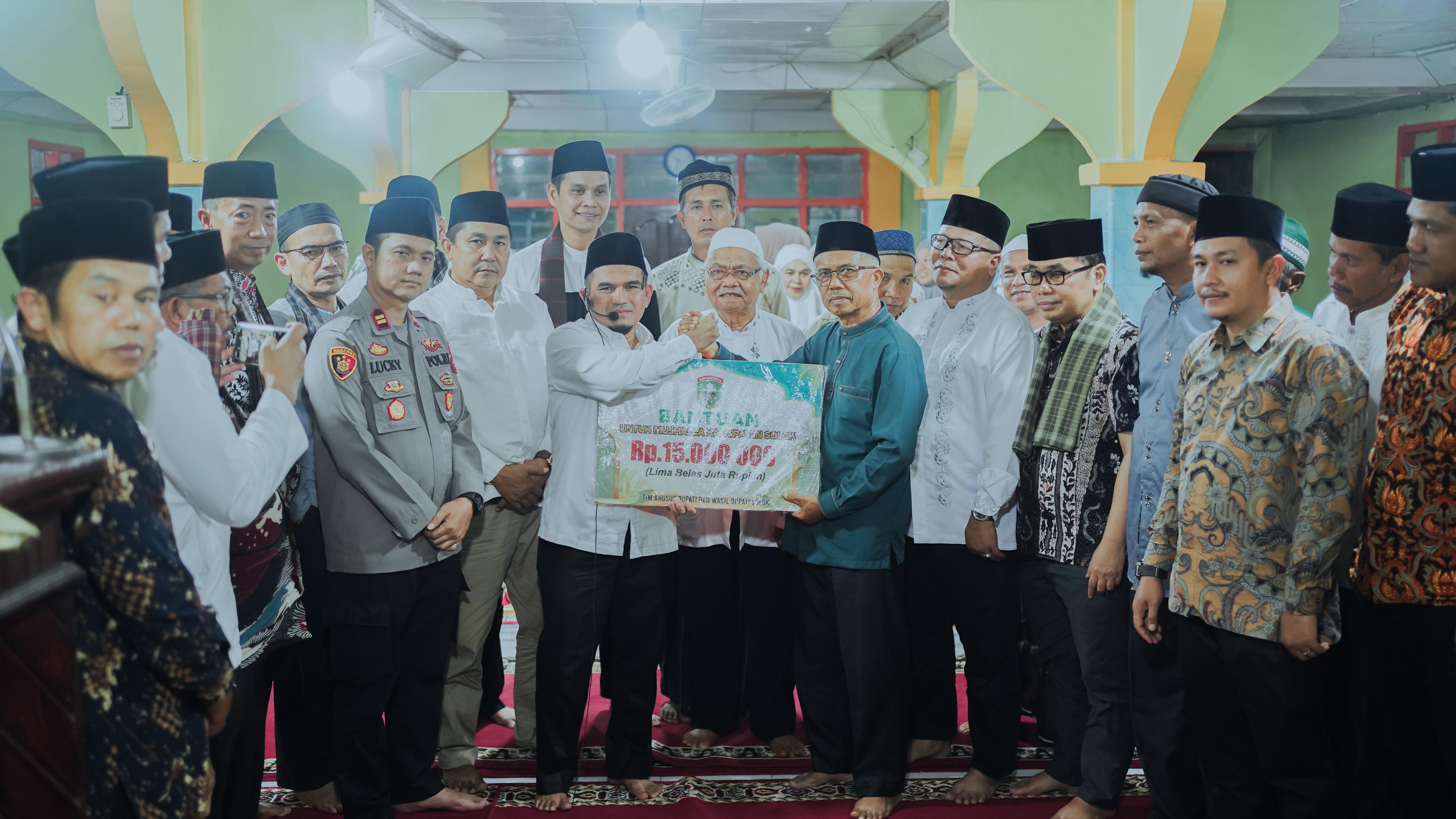 28 Wakil Bupati Solok, H. Candra, bersama Tim Safari Ramadhan (TSR) berkunjung ke Musholla Nurul Hikmah Jorong Galagah Tanah Kuniang Nagari Muaro Paneh pada Rabu (19/03/2025).