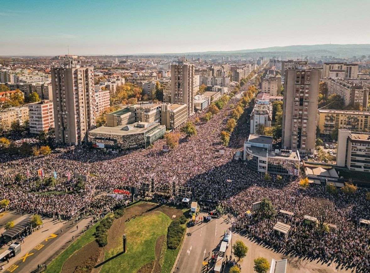 28 Ribuan warga Serbia turun ke jalan, memperingati satu tahun tragedi runtuhnya kanopi stasiun kereta api Novi Sad. Tragedi yang terjadi pada 1 November 2024 lalu itu, diketahui menewaskan 16 orang.