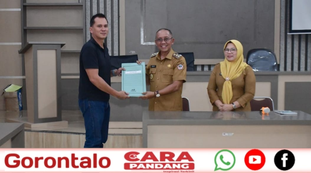 28 Wakil Bupati Pohuwato, Iwan S. Adam, didampingi Direktur RSUD Bumi Panua, dr. Yenni Ahmad, MKM secara simbolis menyerahkan Surat Keputusan (SK) Komite Medik kepada Ketua Komite Medik RSUD Bumi Panua Pohuwato